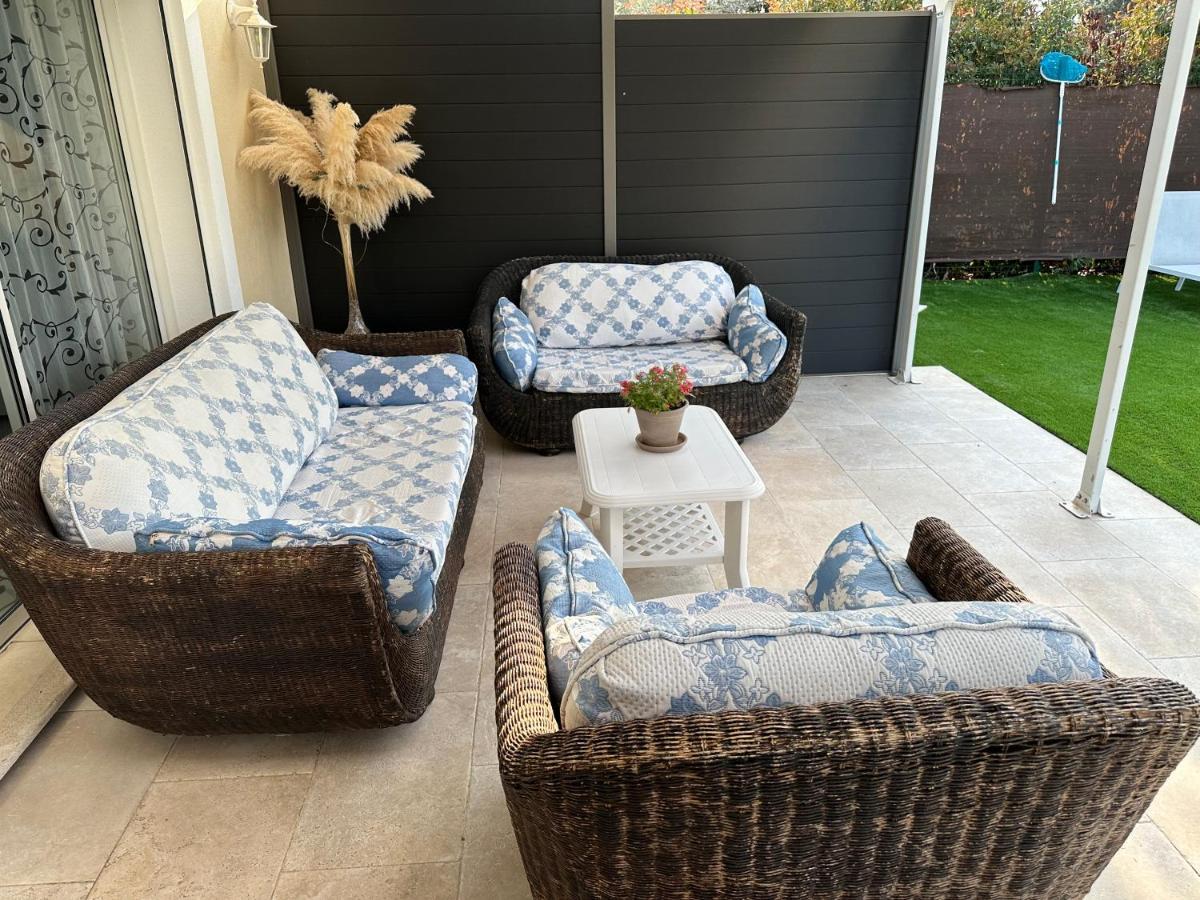 Petite maisonette adossee mais independante avec piscine Villa Peymeinade Esterno foto