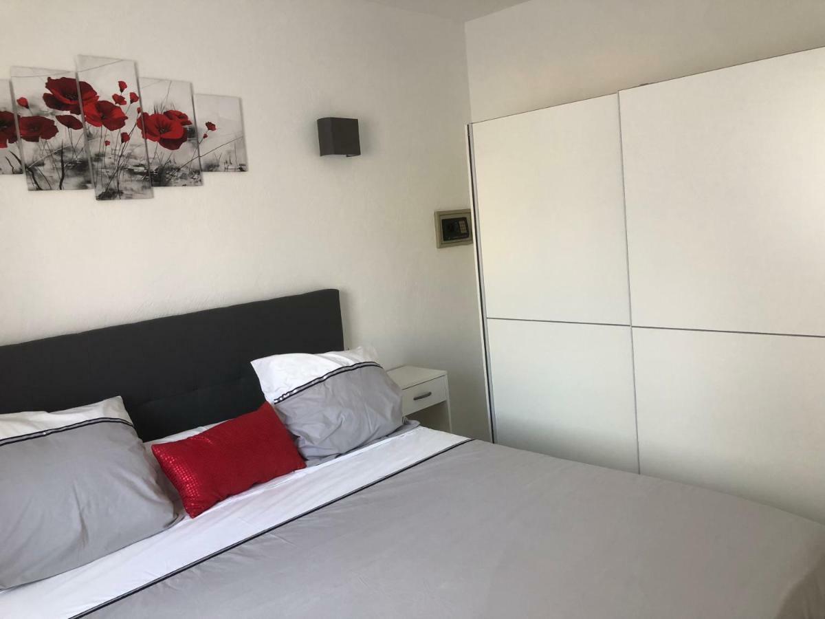Petite maisonette adossee mais independante avec piscine Villa Peymeinade Esterno foto